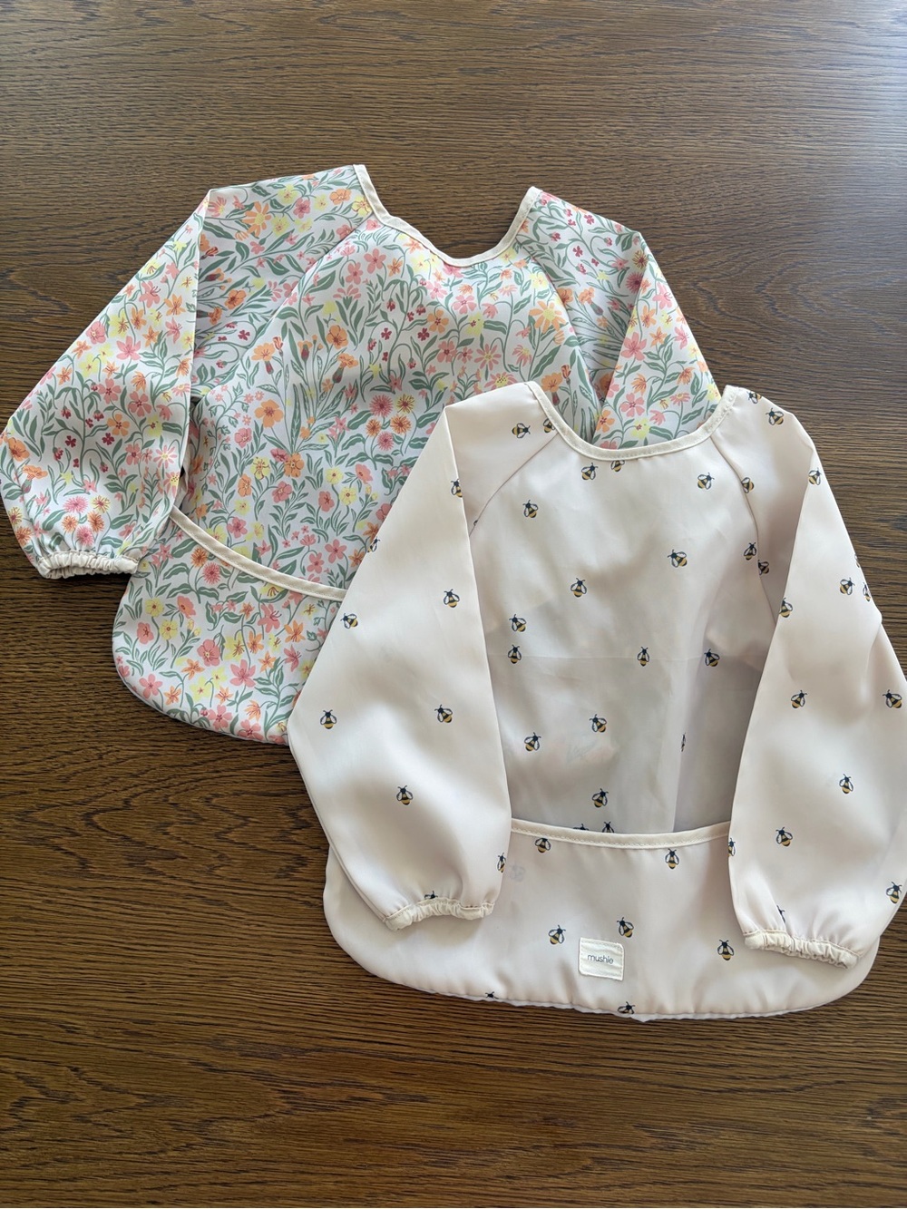 Mushie toddler/infant Long-Sleeve Bib Smock Set Floral & Bee Print, Beige/Pastel